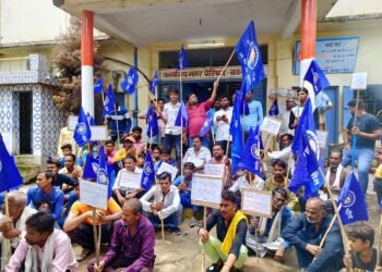 अंबेडकर की प्रतिमा स्थापित न करने पर परिषद का किया घेराव