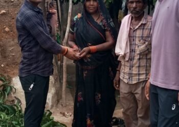 सरपंच ने गरीब की मदद को बढ़ाये हाथ