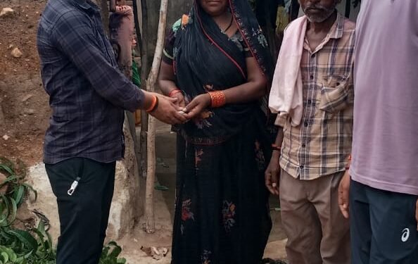 सरपंच ने गरीब की मदद को बढ़ाये हाथ