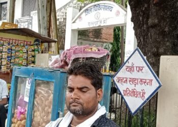 जिला अस्पताल छतरपुर के बाहर अवैध ठेला वालों का जमावड़ा