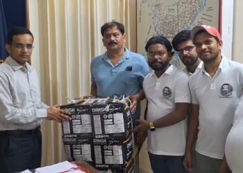 छतरपुर पुलिस द्वारा संचालित हेलमेट बैंक सेवा में स्वास्थ्य संस्था ने 10 हेलमेट किये भेंट