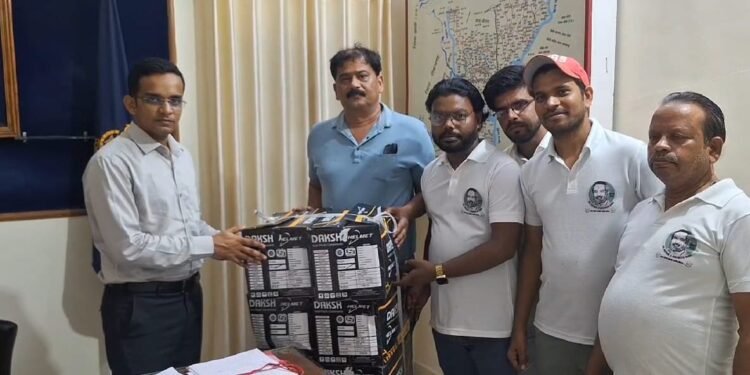 छतरपुर पुलिस द्वारा संचालित हेलमेट बैंक सेवा में स्वास्थ्य संस्था ने 10 हेलमेट किये भेंट