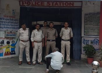 थाना नौगांव पुलिस ने अवैध हथियार फैक्ट्री में पूर्व से संलिप्त आरोपी को कट्टा कारतूस सहित किया गिरफ्तार