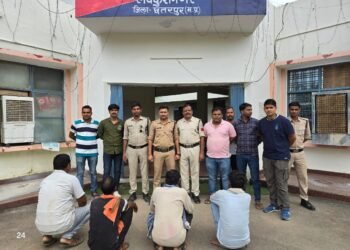 लवकुश नगर पुलिस ने रात्रि पेट्रोलिंग के दौरान प्रतापपुर रोड से जुआ खेलते 4 आरोपियों को किया गिरफ्तार, 32000 से अधिक नगद राशि जप्त