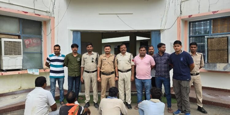 लवकुश नगर पुलिस ने रात्रि पेट्रोलिंग के दौरान प्रतापपुर रोड से जुआ खेलते 4 आरोपियों को किया गिरफ्तार, 32000 से अधिक नगद राशि जप्त