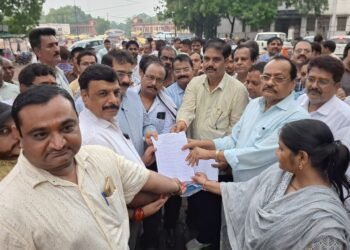 सरपंच पति एवं सरपंच पुत्रों से परेशान होकर अधिकारी कर्मचारियों ने किया प्रदर्शन