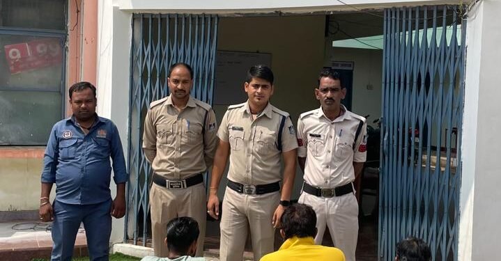 लवकुश नगर पुलिस ने रात्रि पेट्रोलिंग के दौरान कब्रिस्तान में जुआ खेलते 3 आरोपियों को किया गिरफ्तार
