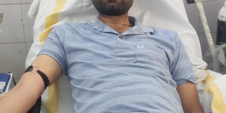 गुरुपूर्णिमा पर युवक ने किया अपना प्रथम रक्तदान