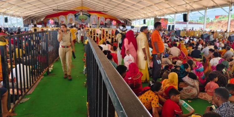 छतरपुर पुलिस द्वारा गुरु पूर्णिमा पर्व पर बागेश्वर धाम में सुरक्षा एवं यातायात व्यवस्था के पुख्ता इंतजाम