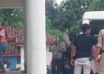 तीन लड़का और तीन लड़कियों के जोड़े पूछताछ के लिए पकड़े…..