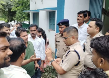 जिला अधिवक्ता संघ और पत्रकार संघ में आक्रोश, संयुक्त रूप से एसपी को सौंपा ज्ञापन