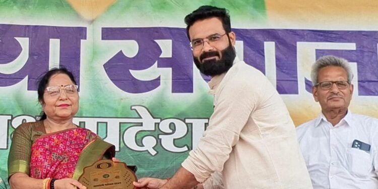 58 बार के रक्तदानी अमित जैन का नागपंचमी पर चौरसिया समाज ने किया सम्मान