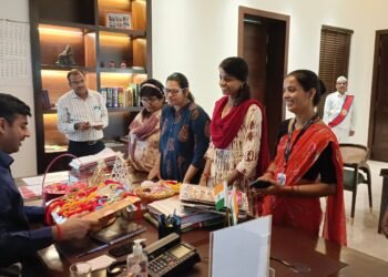 दिव्यांग बच्चों ने कलेक्टर को अपने हाथों से बनाई राखी बांधी