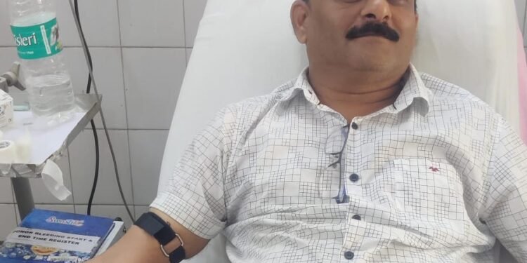 नेताजी सुभाष चन्द्र बोस की पुण्यतिथि पर पत्रकार अरविंद जैन दीपू ने किया रक्तदान