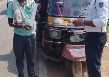 यातायात पुलिस द्वारा सघन चेकिंग : ओवरलोड सवारी वाहन पर की जा रही सख्त कार्यवाही