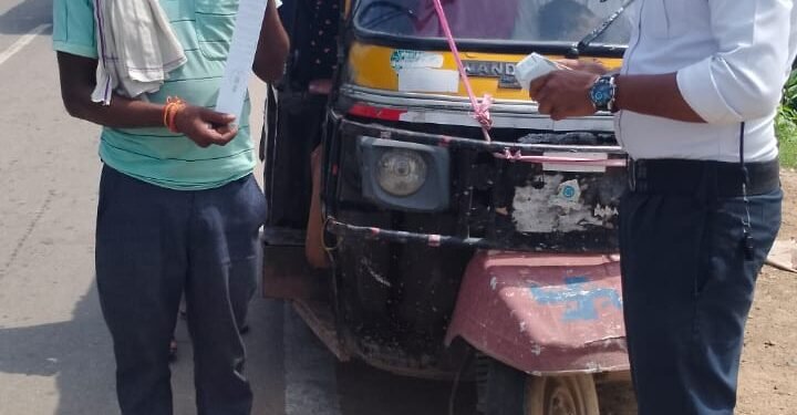यातायात पुलिस द्वारा सघन चेकिंग : ओवरलोड सवारी वाहन पर की जा रही सख्त कार्यवाही