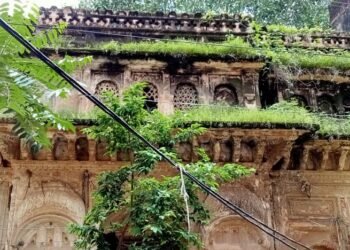 रामगली बजरिया स्थित खादी भंडार हुआ जर्जर : अंदर ही अंदर कब्जे की खबर