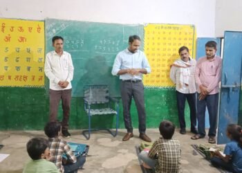 कलेक्टर ने ग्राम गंगवाहा में लगाए गए स्वास्थ्य शिविर का किया निरीक्षण