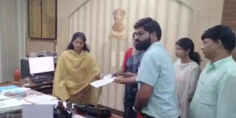 कोर्ट में अधिवक्ताओं को SDM के साथ अभद्रता व मोबाइल छीन कर जूता फेकना पड़ा भारी : FIR दर्ज