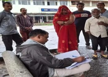 जमीन पर सो रही वृद्धा पर गिरी दीवार, देर रात 3 बजे दर्दनाक मौत