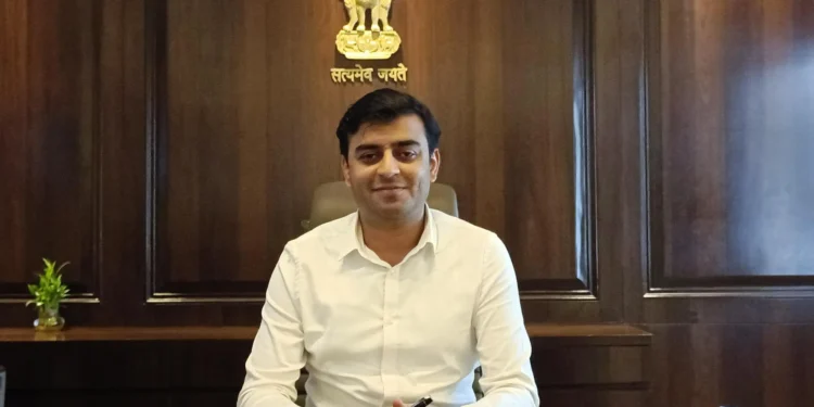 नवागत कलेक्टर पार्थ जैसवाल ने पदभार ग्रहण किया