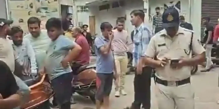 छतरपुर में युवक को गोली मारी