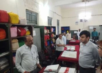 कलेक्टर पार्थ जैसवाल ने कलेक्ट्रेट की सभी शाखाओं का किया निरीक्षण