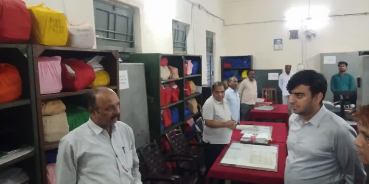 कलेक्टर पार्थ जैसवाल ने कलेक्ट्रेट की सभी शाखाओं का किया निरीक्षण