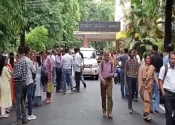 पिटाई से क्षुब्ध पटवारी ने कलेक्टर से कहा.. हमें पदमुक्त करें..