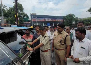 यातायात पुलिस द्वारा 500 से अधिक ऑटो व ई रिक्शा में लगाए गए सीरियल नंबर स्टीकर