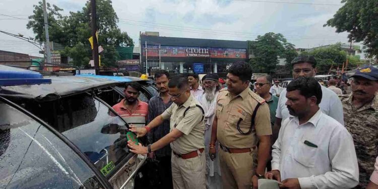 यातायात पुलिस द्वारा 500 से अधिक ऑटो व ई रिक्शा में लगाए गए सीरियल नंबर स्टीकर