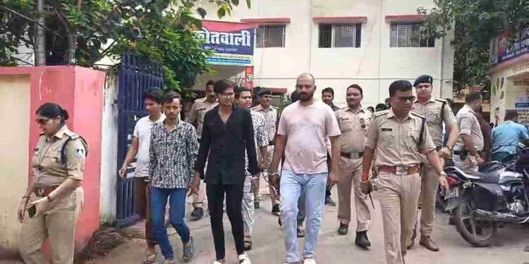 थाना कोतवाली पुलिस द्वारा फौलादी कलम तिराहा में फायरिंग कर हत्या का प्रयास करने वाले 5 आरोपी गिरफ्तार