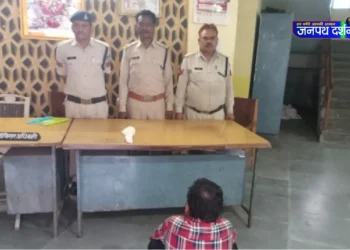 तीस हजार की रिश्वत लेते हुए धरा गया घूसखोर श्रम निरीक्षक