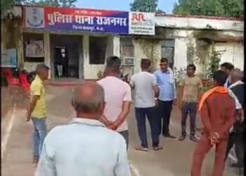 राजनगर क्षेत्र में कट्टा अड़ाकर बस यात्रियों से लूट:बाइक से आए दो बदमाशों ने तीन हवाई फायर भी किये 