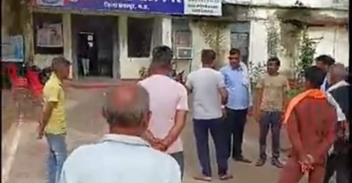 राजनगर क्षेत्र में कट्टा अड़ाकर बस यात्रियों से लूट:बाइक से आए दो बदमाशों ने तीन हवाई फायर भी किये