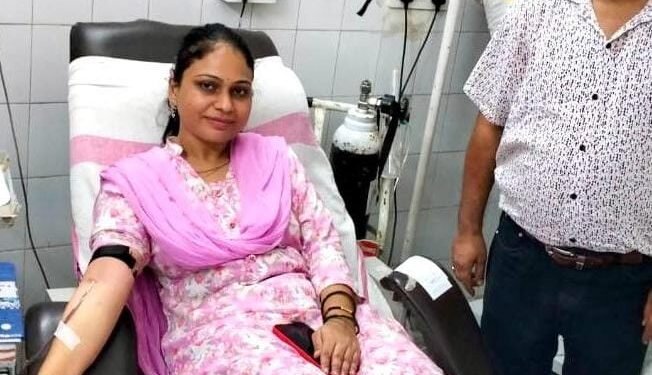 महिला तहसीलदार के रक्तदान से बची पीड़िता की जान