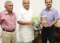 विधानसभाध्यक्ष श्री नरेंद्र सिंह तोमर को प्रलय श्रीवास्तव ने अपनी पुस्तकें भेंट की
