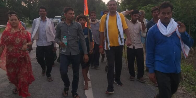 देवी मंदिर में पूजा-अर्चना के बाद शुरु हुई पूर्व सरपंच की धार्मिक यात्रा