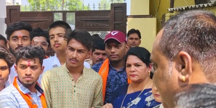 विद्यार्थी परिषद ने क्रिश्चयन स्कूल में किया आंदोलन