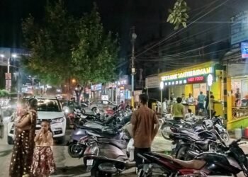 स्काई लार्क फास्ट फूड एवं नर्मदा अस्पताल के सामने वाहनों का जमावड़ा, घंटों लगता जाम