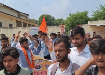 विद्यार्थी  परिषद ने विश्व विद्यालय की बिजली चोरी, पेड़ कटाई, खराब परीक्षा परिणाम को लेकर दिया ज्ञापन