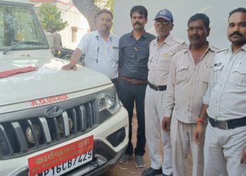 जमीन के मुआवजा राशि का आदेश का पालन कार्य पालन यंत्री के न करने पर न्यायालय ने किया कुर्की वारंट जारी,कार्यपालन यंत्री जल संसाधन विभाग की बोलरो हुई जप्त