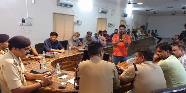 मुख्यालय पर पुलिस कॉन्फ्रेंस हॉल में शांति समिति बैठक आयोजित